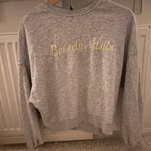 Säljer en jättesnygg grå sweatshirt i storlek XS från hm❤️