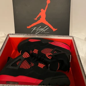 jordan 4 red thunder - säljer mina oanvända jordan 4 då de inte är min stil längre (äkta jordans)❤️De har används max 2 gånger utomhus och är i fint skick med boxen kvar. Nypris jag köpte för: 4300 kr 