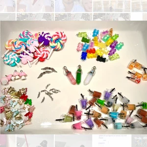 Över 100 berlocker + bonus! - Säljer över 100 blandade berlocker som ex björnar, boba och annat färgglatt.  Skickar med 2 påsar länkar som bonus.  Fraktar eller hämtas i Malmö 