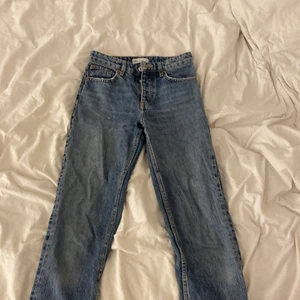 Mid rise zara jeans - Säljer mina ass snygga mörkblåa zara jeans. I modellen mid rise. Säljer då de är för små för mig. Köpte i november men de är i bra skick.❤️