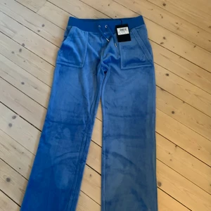 Juicy couture  - Säljer demA helt nya juicy couture som bara är provade och köpta för nån vecka sedan , jag känner inte riktigt att jag kommer använda dem så det är bättre om någon Anna tar han som ddm🫶🏻❤️ Storlek S och 750kr! Så är dem dina!