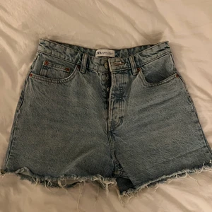 Shorts - Supersnygga jeansshorts från zara!! ❗️skriv privat till mig om du vill köpa, tryck inte på ”köp nu”❗️