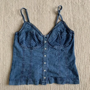 Vintage topp - Vintage topp från Lindex, köptes för längesedan och finns definitivt inte kvar att köpa i butik. står storlek M typ på lappen. Jag är en xxs och har 65A o den är för stor på mig. Hade passat en 36 bäst tror jag. Riktigt fint vintage plagg👌🏻👌🏻