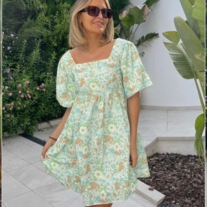 Oanvänd klänning itsmay - Oanvänd super fin klänning från itsmay. Skickade inte tillbaka i tid därför är den helt oanvänd. Kolla gärna mina andra klänningar också som jag säljer. Storlek L men mer som en M. Frakt tillkommer 