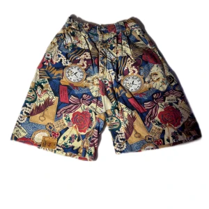 Shorts med klockor - Super coola highwaisted mönstrade shorts. Älskar dessa men de har blivit för små för mig.