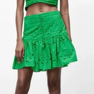 Zara Kjol - Säljer denna as snygga slutsålda Zara kjol i storlek S då den var för liten för mig🥲 Den e helt ny, slutsåld och aldrig använd med lapp kvar!! Trovärdig storlek! Om många är intresserade blir det budgivning ❤️ KÖP INTE DIRKET