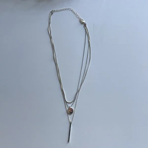 Halsband  - Helt oanvänt superfint halsband  i tre lager, köpt från H&M. 💙