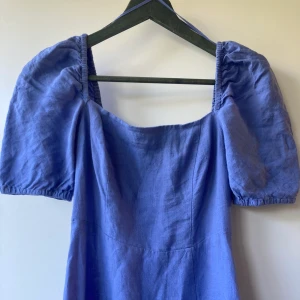 Klänning från other stories - Säljer denhär superfina klänningen från other stories då den tyvärr blivit för liten. Köpt för 990kr