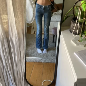 Lågmidjade jeans  - Säljer mina lägmidjade jeans då dom är för korta för mig, det är storlek 146 och jag är 155 cm. Köpte dom secondhand men dom är ändå i bra skick! Priset kan diskuteras.