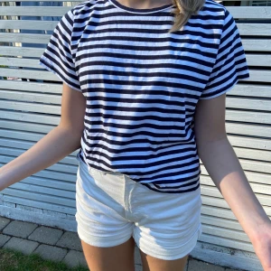 Svart/vit randig T-shirt, strl S - Vanlig T-shirt i 100% bomull. Sparsamt använd, fint skick.