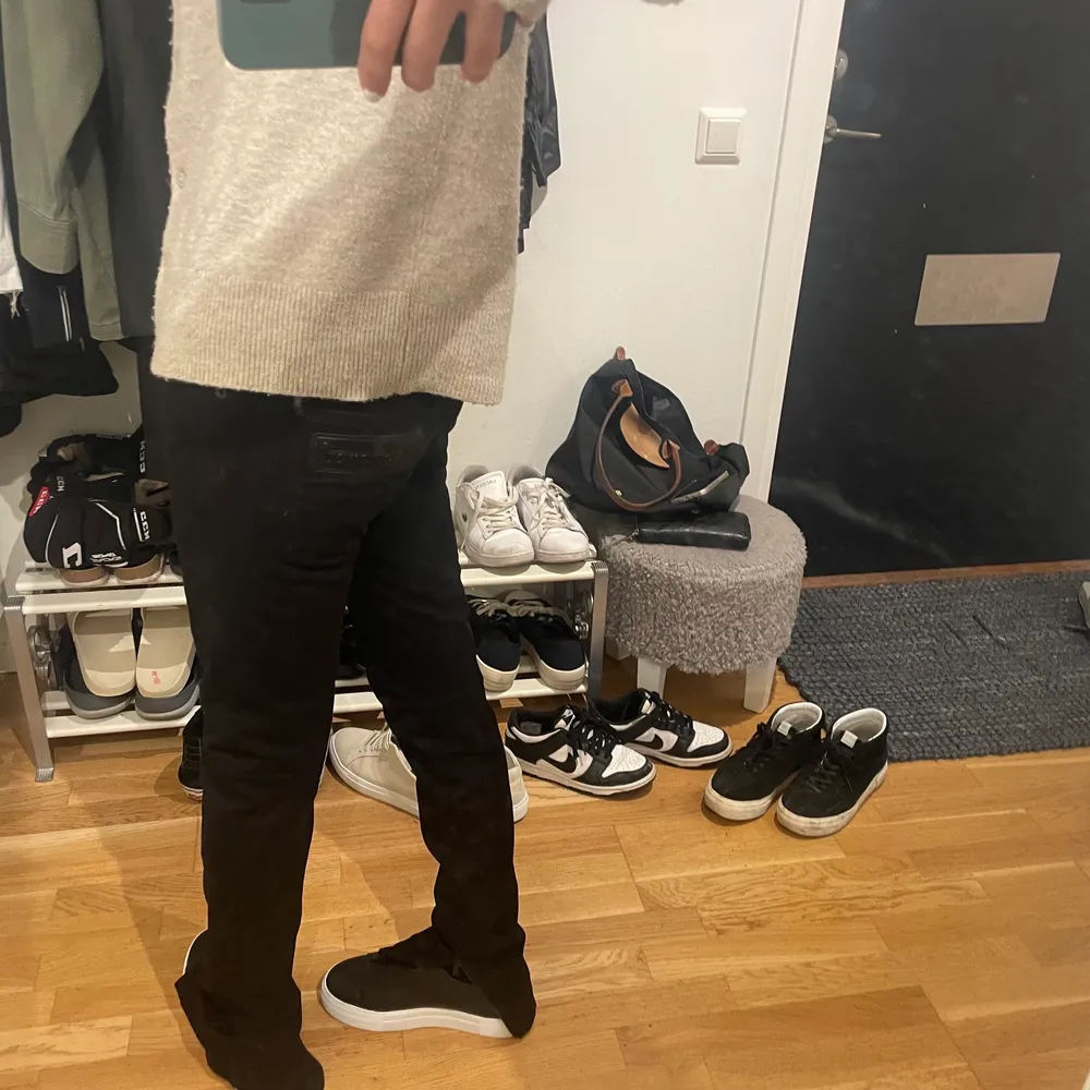 Helt nya jeans med slits ifrån Dsquared2, aldrig använda med prislapp på.  NYPRIS 2600💖 Säljes då de ej kommit till användning. Storlek 42 men passar 34-38 då de är små i storleken. Jeans & Byxor.