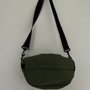 väska | UNKNOWN | unisex - en grön väska. passar både dam och herr. 