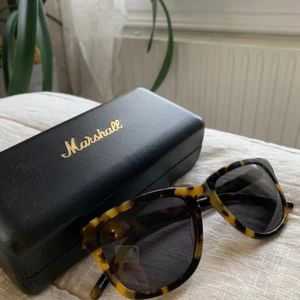 Marshall solglasögon - Solglasögon från märket Marshall i väldigt fint skick! Nästan aldrig använda. Modellen heter ”Bob”. Kolla även in mina andra annonser!✨ paketpris vid köp av fler plagg & priset går alltid att diskutera 💛💛