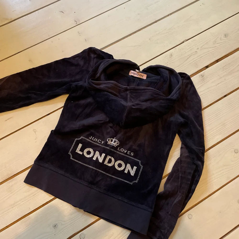 Gammal hoodie köpt i London 2010-ish som inte längre kommer till användning. Tröjan är använd men inte sönder eller särskilt sliten. . Hoodies.