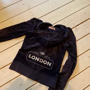 Gammal hoodie köpt i London 2010-ish som inte längre kommer till användning. Tröjan är använd men inte sönder eller särskilt sliten. 