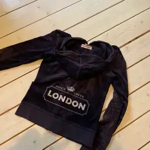Gammal hoodie köpt i London 2010-ish som inte längre kommer till användning. Tröjan är använd men inte sönder eller särskilt sliten. 