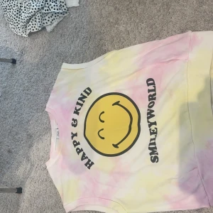 🌟smiley väst🌟 - 🌸säljer denna fina färgglada smiley västen från zara som är overzise i storlek 152🌸
