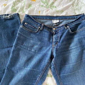 Low rise jeans  - Supercoola low waist jeans från Newhouse, väldigt early 00s! ✨💕 Ljus denim, hellånga och som sagt lågmidjade. Storlek 42, o det stämmer bra, lite stretch, o sitter perfekt på storlek L! Säljes då de inte kommer till användning 😭 Jättefint skick, bara lite slitna i grenen, men det syns inte när dem är på! 💖💗