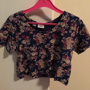 Topp - Topp i fin färg och mönster. Oanvänd. Kort modell. Storlek 164/170. 