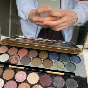 Ögonskuggspalett - Ögonskuggspalett från revolution pro köpt på revolutions hemsida, aldrig använd utan endast switcha med borstar. Nypris 130kr, säljer för 50kr, kan mötas upp i Stockholm annars står köparen för frakt.