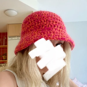 Virkad hatt! - Säljer denna fina rosa & orange hatten jag virkat! Den har bomullsgarn samt lite mohair garn i sig också som gör att den ser lite hårig ut😊  Den är ganska stretchig så den passar de flesta!