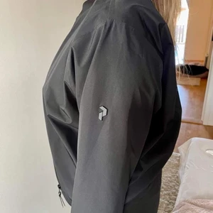 Peak performance vår/sommar jacka - Snygg svart peak jacka i nyskick med snygga detaljer. Strl S. Ännu snyggare i verkligenheten. Köpte den för 1000kr förra sommaren men den är för liten för mig så säljer den nu för 600kr