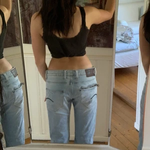 G-star RAW jeans - Lågmidjade jeans med långa ben (L34) midjan är rätt stor som en L så säljer pga för stor midja! Fin sommar ljusblå som matchar allt! Köpta på second hand 🦋