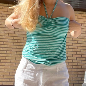 Halterneck linne - Säljer denna drömmiga sommartoppen då den inte riktigt passar mig:( Det står medium på lappen men jag skulle säga att den passar S-M (själv har jag vanligtvis XS). Sen är i ett väldigt stretchiga material. Min mammas gamla som är köpt på HM för massa år sedan😋 Budgivning om flera är intresserade!