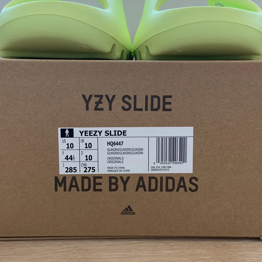 Yeezy Slide ”Glow Green” Säljer då dom var för små skulle tagit en storlek över din vanliga. helt orörda 10/10. Skor.