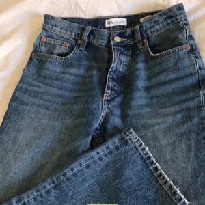 Detta är midja jeans från Zara jag köpte det för 390 + frakt, men jag säljer det för 177 + frakt!! dm för fler bilder. Jag har bara använt den 3 gånger eftersom den är stor för mig