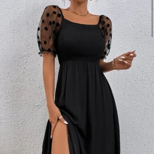 Svart fin sommarklänning - Super fin sommarklänning, älskar detaljen på armarna! Tyvärr så kommer den inte till användning, har endast testat den! Den är stretchig så passar S/M