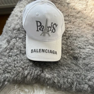 Balenciaga Paris keps - Balenciaga Paris tower keps till salu, finns knappt att köpa någonstans längre. Den är använd och skulle behöva en tvätt, men inga hål eller slitningar. Nypris låg på 3000kr