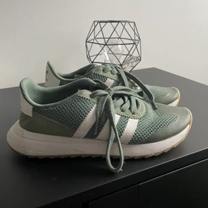 Adidas sneakers - frakten ingår i priset 💞