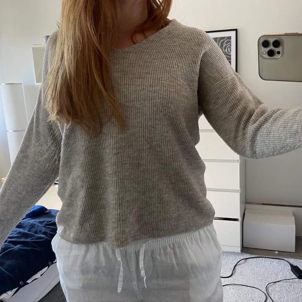 Jättefin och jätteskön stickad tröja från Vero Moda i storlek S. Perfekt nu till sommaren.. Stickat.