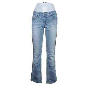 Lågmidjade utsvängda jeans från Esprit 💓