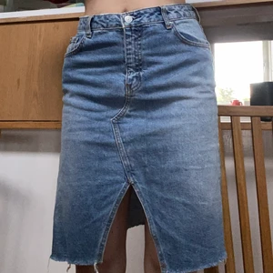 Jeanskjol  - Knälång jeanskjol från HM. Använt en gång så i toppskick. 