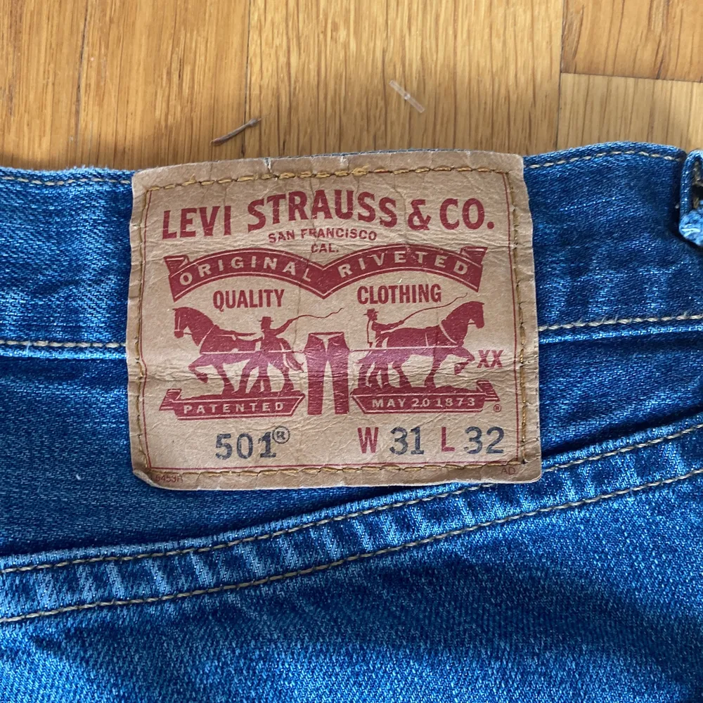 Blåa Levis jeans 501! Supersnygga men kommer inte till användning då jag har flera likande.. Jeans & Byxor.