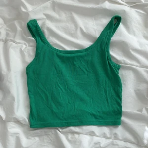 Grönt linne i strl xs - Säljer detta somriga linne i strl xs. Superbra skick! Använd fåtal gånger. Säljer för 20kr + frakt⭐️🌺🫶🏼