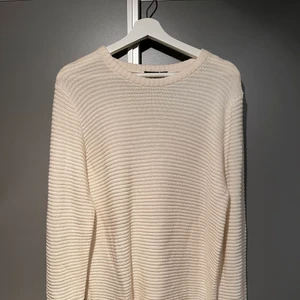 Vit virkad tröja - Vit virkad tröja i storlek M. Bra skick och knappt använd. 