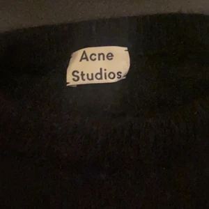 Acne tröja! - Säljer nu denna jättefina stickade acne tröjan som är sparsamt använd! Jag tror orginlapriset låg runt 1700kr?❤️ Kom med egna bud över 150kr!❤️❤️