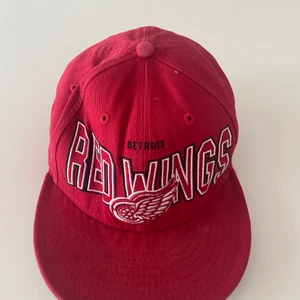 Red wings keps  - Red wings keps. Ett hockeylag, köpt second hand men aldrig använd. Pris kan diskuteras