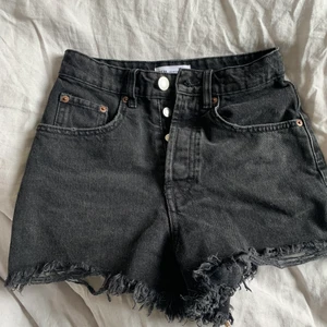 Zara shorts - Jättefina shorts från zara men de har tyvärr blivit för små💕