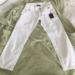 Vita jeans twist&tango - Twister & tango vita byxa som aldrig använd finns pris lappen på .har  två  sidor fickor framme och två back fickor .. Storlek 36 . Midjan i storlek 30cm. Byxländ 88cm.lårstorlek är ca 26 cm 