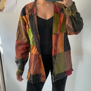 Patchwork skjorta  - Patchwork skjorta i bra skick! Storlek M men snare som en L. Köparen står för frakten 🌈
