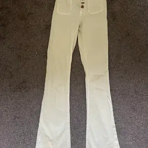 Pastell gröna jeans från zara, långa i benen och använda en gång.