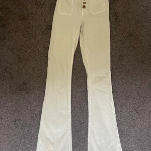 Pastell gröna jeans Zara - Pastell gröna jeans från zara, långa i benen och använda en gång.