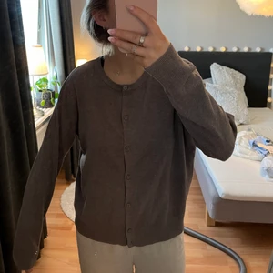 Kofta - Finstickad kofta från hm i storlek L. Den är för stor för mig och därav säljer jag den. 