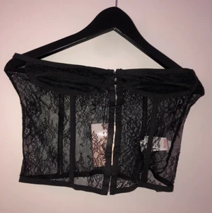 Svart korset topp - Svart korsett topp med spännen och spets detaljer