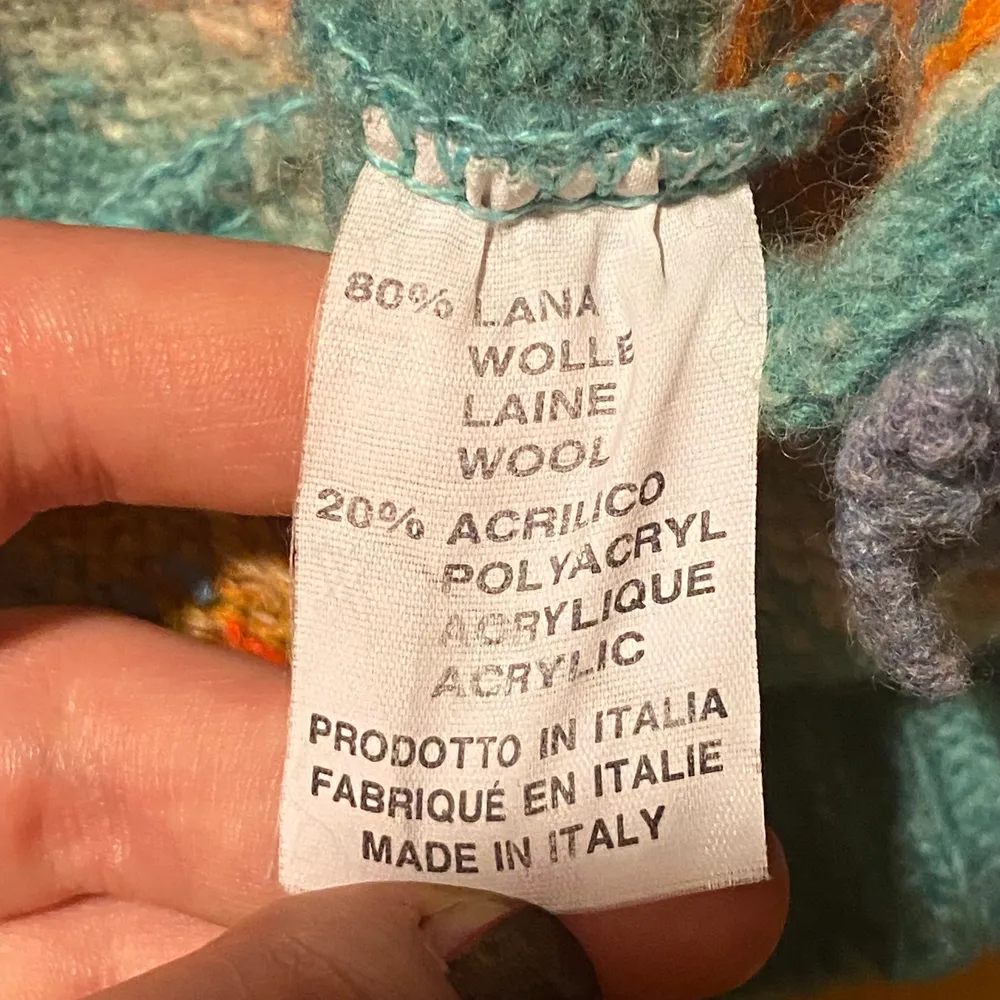 Jättefin stickad väst i 80% ull tillverkad i italien. Sitter som en M!. Stickat.