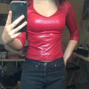 Röd glittrig festtröja - Festlig röd glittrig tröja köpt på Humana. Storlek S. Knappt använd. Väldigt bra skick!  